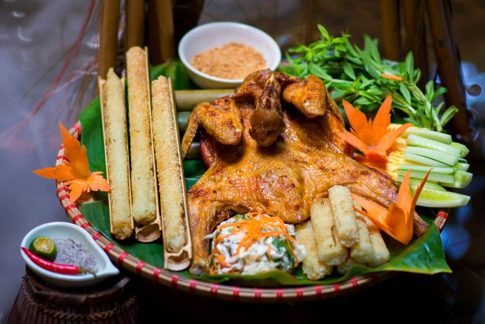 Gà nướng cơm lam là đặc sản nổi tiếng tại Đà Lạt với hương vị đậm đà của gà nướng và thơm béo của cơm lam
